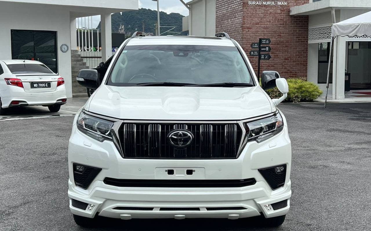 Pandangan hadapan Toyota Land Cruiser Prado putih